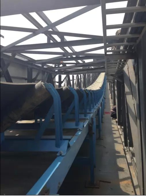 青島樂(lè)途行橡膠帶輸送機(jī).jpg