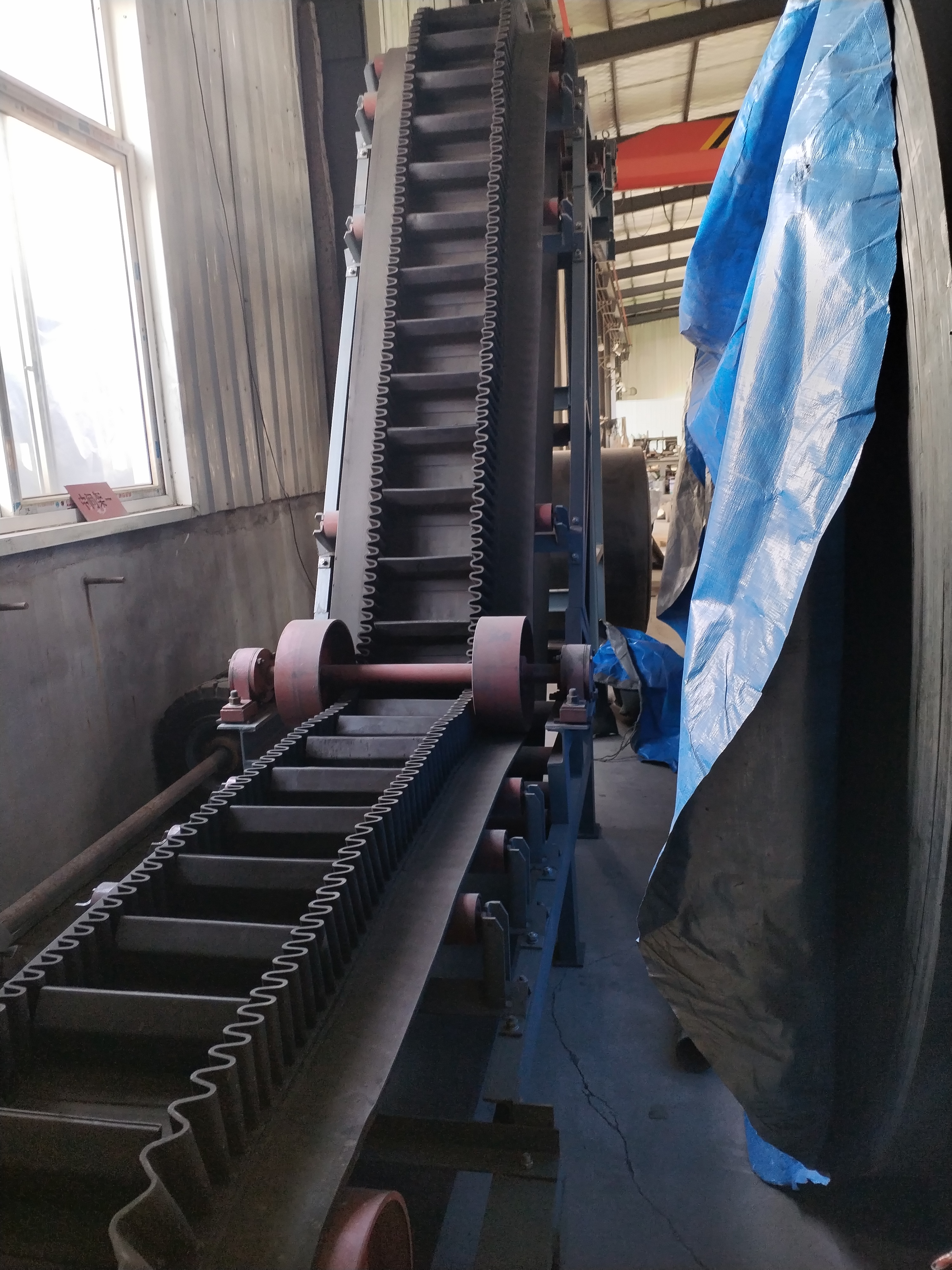 連云港帶式輸送機，青島樂途行工業(yè)設備.jpg